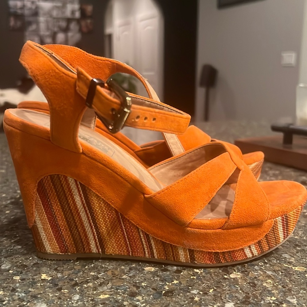 Mam ‘Zelle Wedge style creamsicle orange wedges.